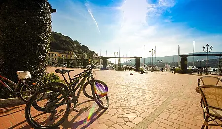 Pause am Hafen von Porto Azzurro